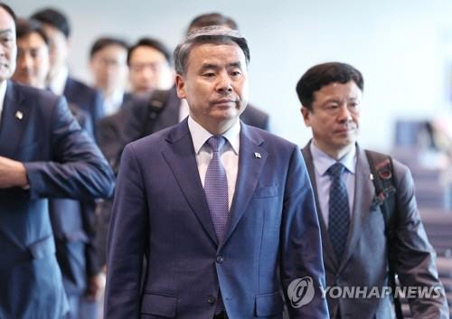 국방부 장관 시절 아시아안보회의 참석차 출국하는 이종섭 호주대사. 연합뉴스